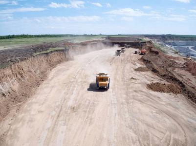 计划推土机坦克筑路施工机械和施工现场的砂岩石挖掘机在洼地附近芦苇